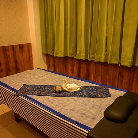 Emerald Clarks Inn Suites Maisur Dış mekan fotoğraf