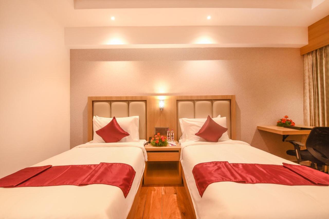 Emerald Clarks Inn Suites Maisur Dış mekan fotoğraf