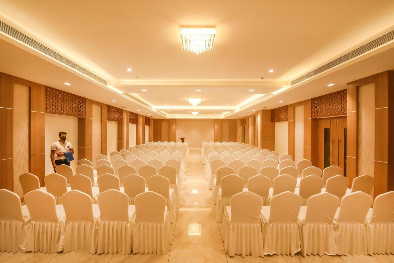 Emerald Clarks Inn Suites Maisur Dış mekan fotoğraf