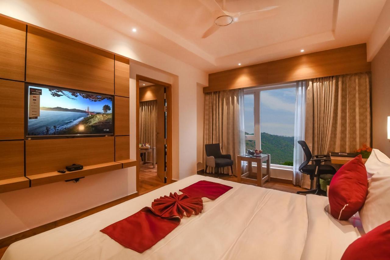 Emerald Clarks Inn Suites Maisur Dış mekan fotoğraf
