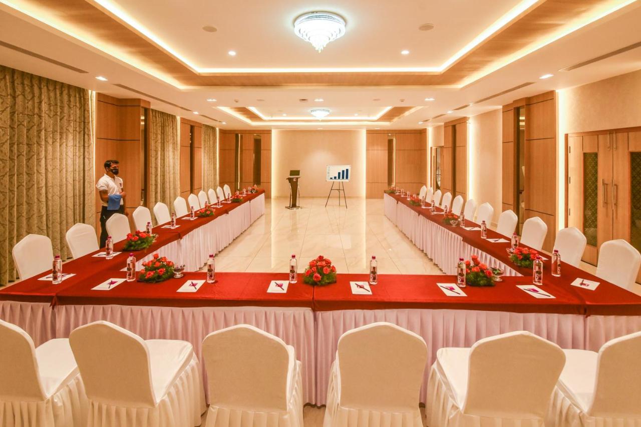 Emerald Clarks Inn Suites Maisur Dış mekan fotoğraf