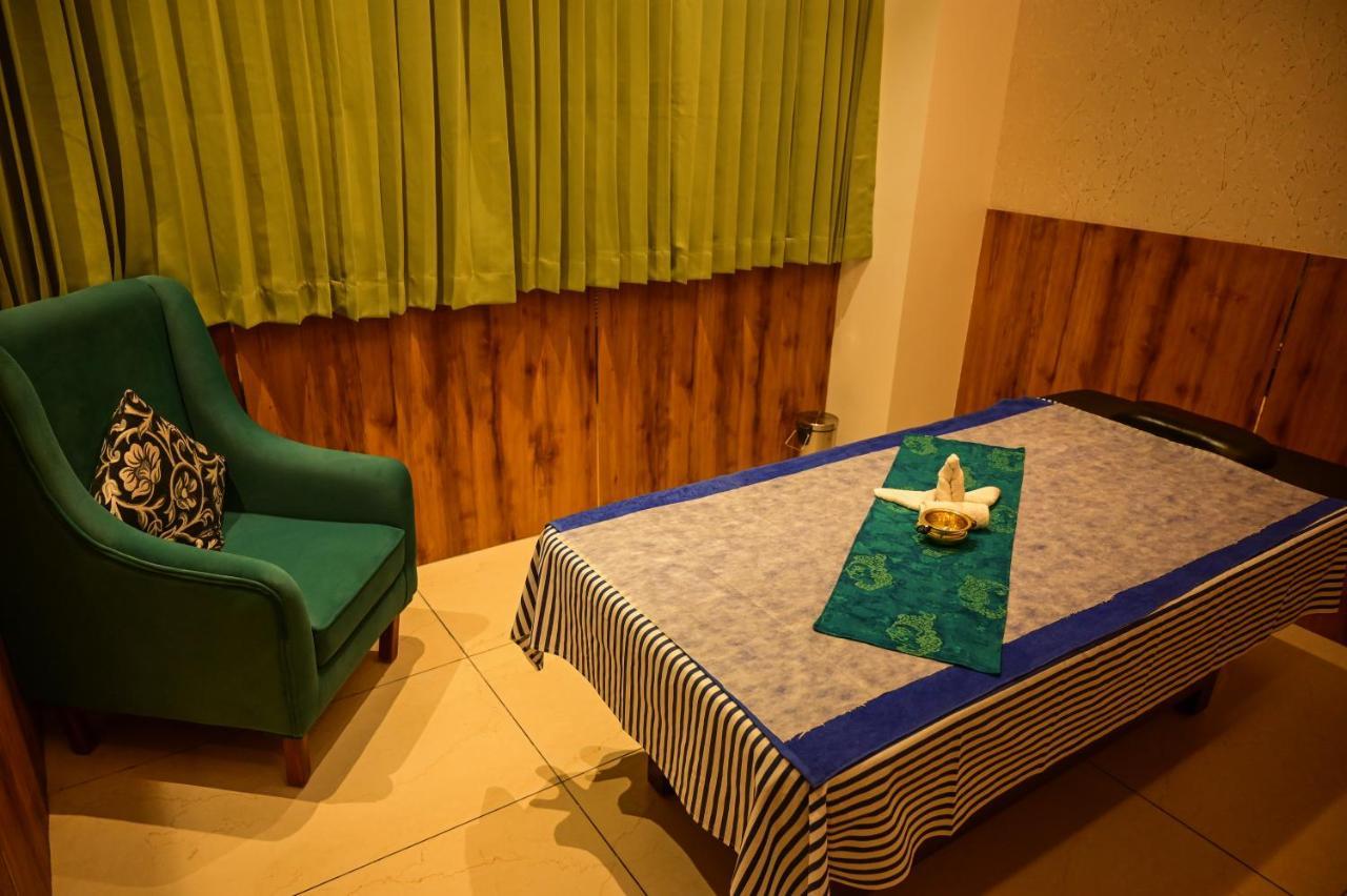 Emerald Clarks Inn Suites Maisur Dış mekan fotoğraf