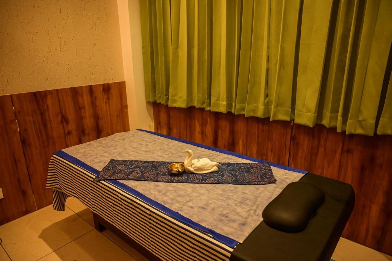 Emerald Clarks Inn Suites Maisur Dış mekan fotoğraf